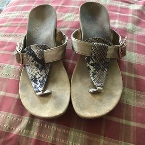 Vionic t strap wedges